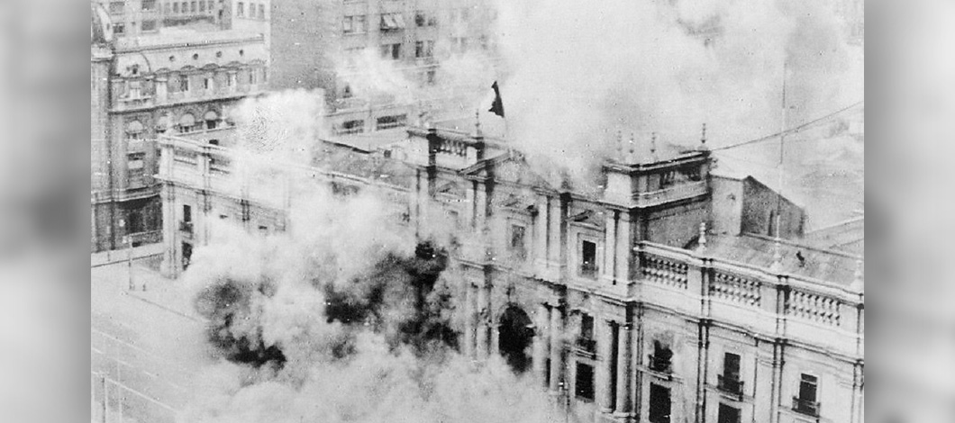 4-la-moneda-bombardeada-y-en-llamas