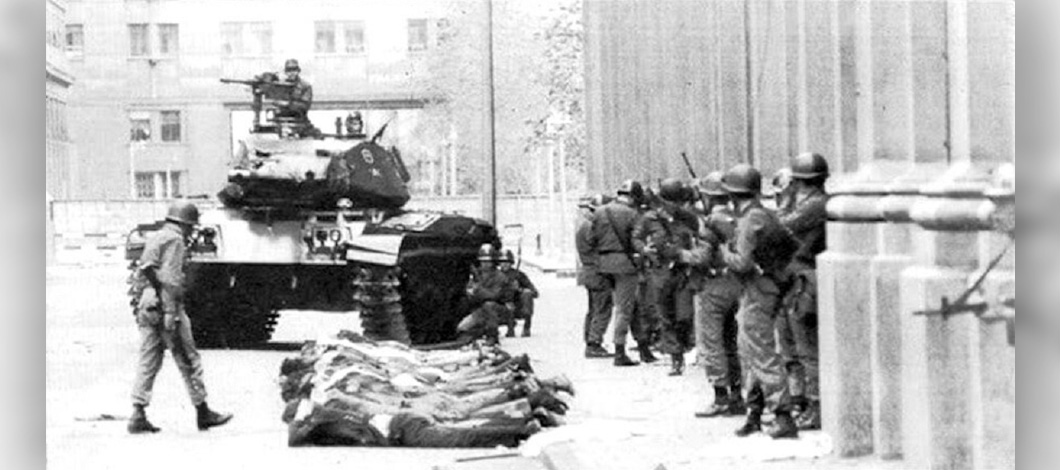 5-un-tanque-frente-a-una-hilera-de-detenidos