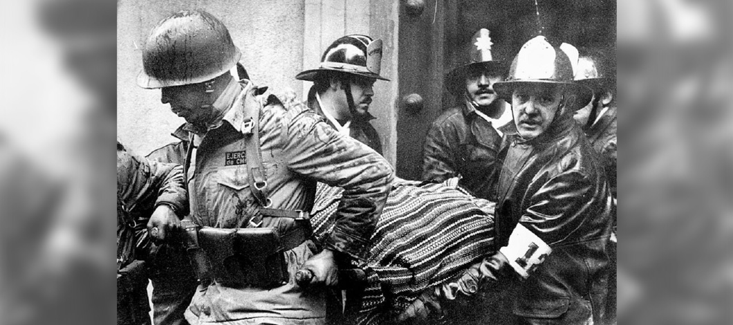 6-bomberos-y-militares-retiran-el-cadaver-de-salvador-allende